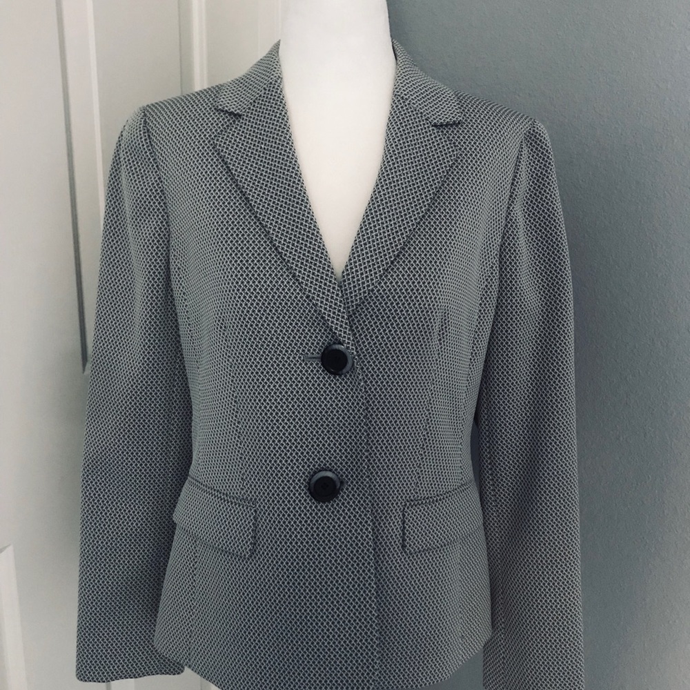 Le Suit Jacket and Pants Suit New size 6 NWT